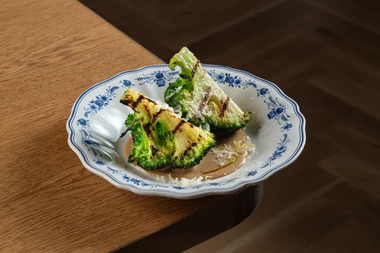 Брокколи с ореховым соусом