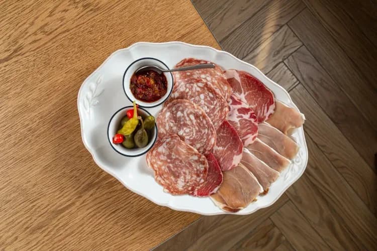 Мясное плато с конфитюром и пиклс