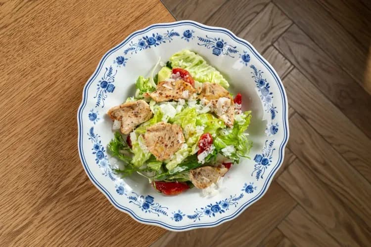 Салат с цыплёнком и авокадо