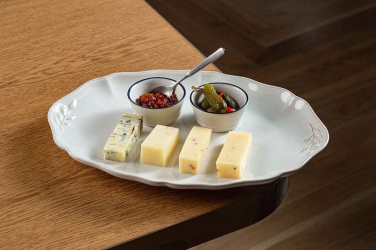 Сырное плато с конфитюром и пиклс