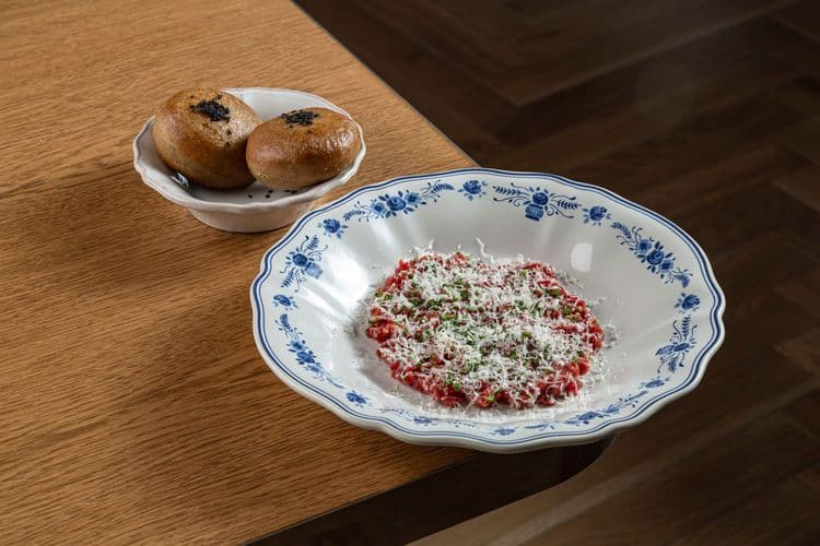 Тартар из говядины с бородинскими пончиками