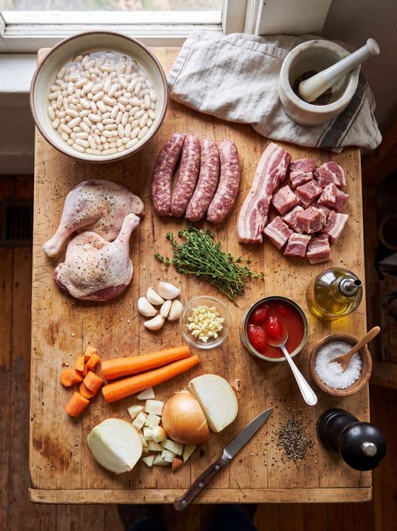 Классическое кассуле с фасолью и колбасками
