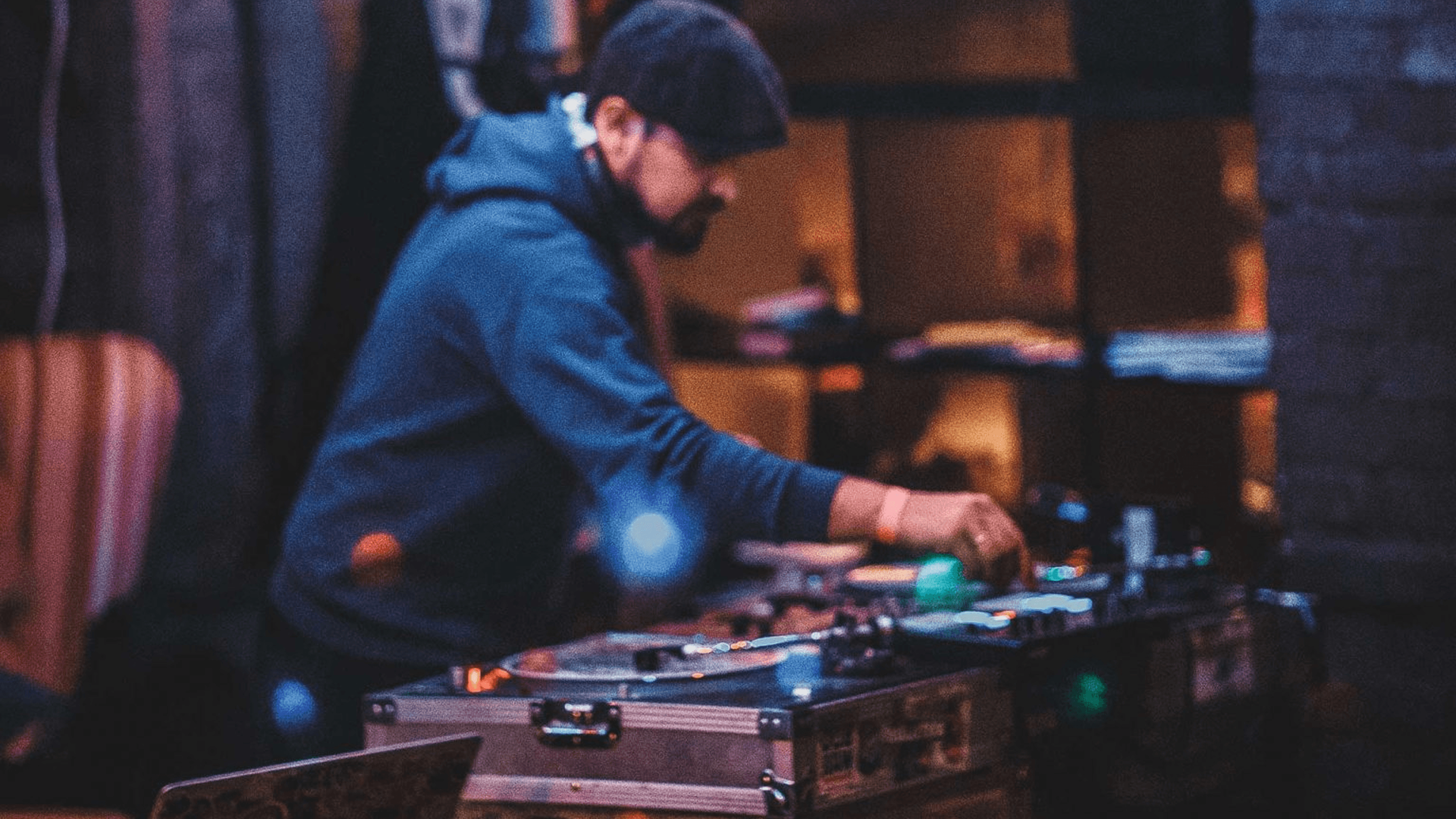 Dj за музыкальной установкой, Анатолий Айс