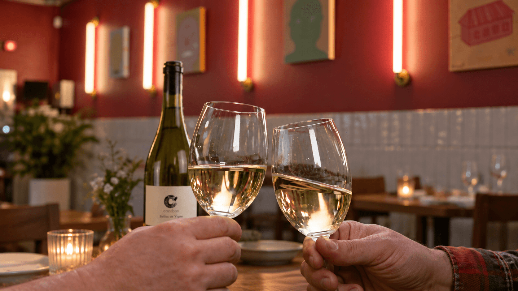Два бокала белого вина и бутылка Cazaban Belles de Vigne в интерьере Cazaban Bistro & Bakery.