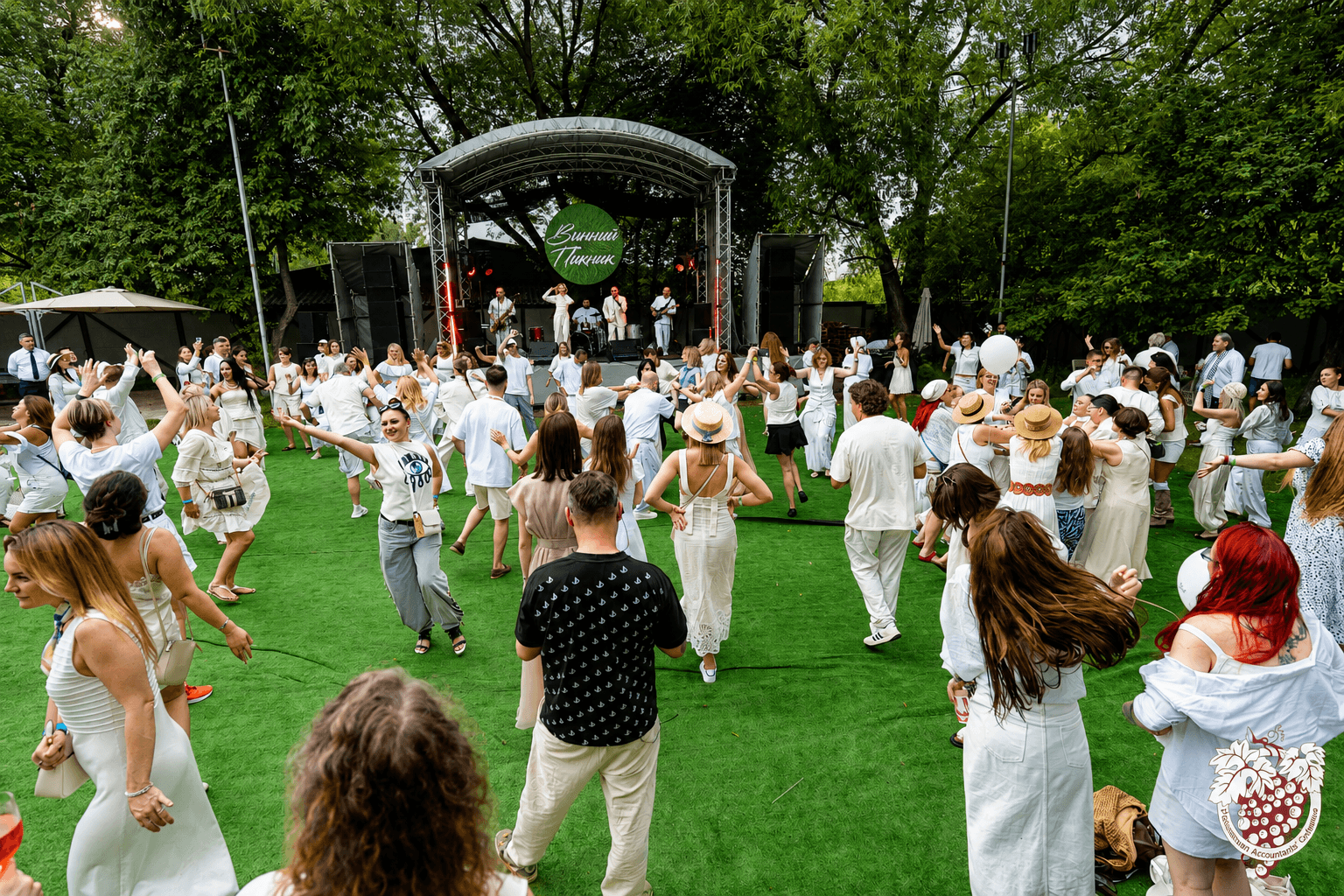 Атмосферный кадр Wine Picnic 2026 в Яблоневом саду