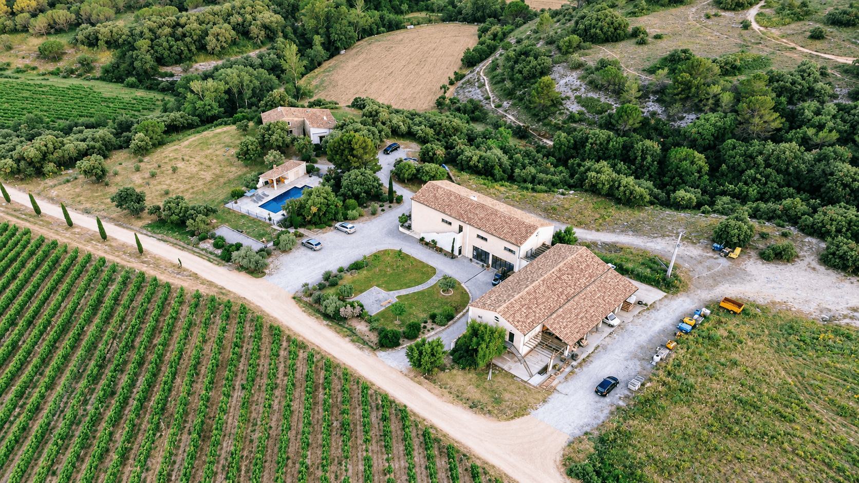 Винодельческое хозяйство Domaine de Cazaban и виноградники в регионе Лангедок на юге Франции