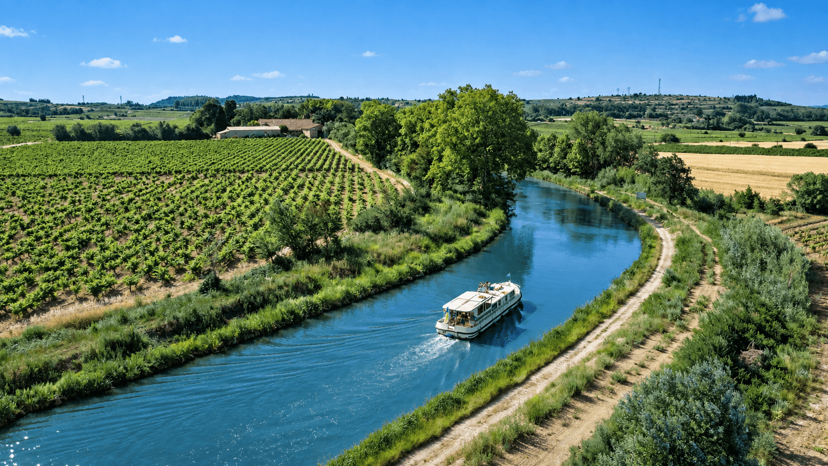 Южный канал Canal du Midi среди виноградников Лангедока на юге Франции